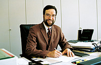 Stefan Treue kurz nach seinem Amtsantritt 2001 in seinem Büro im DPZ. Foto: DPZ