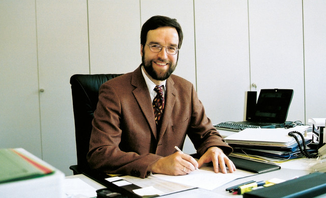 Stefan Treue kurz nach seinem Amtsantritt 2001 in seinem Büro im DPZ. Foto: DPZ