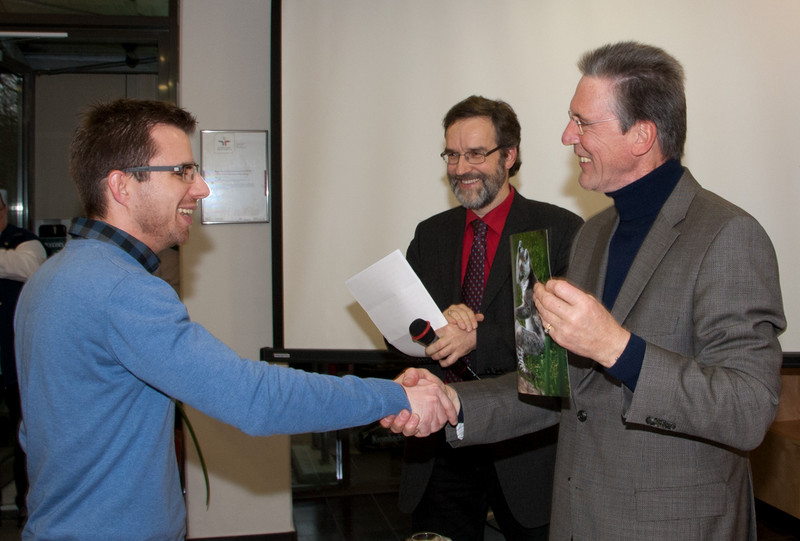 Stefan Treue und Michael Lankeit gratulieren Lars Washausen zum ersten Platz beim DPZ-Fotopreis 2014. Foto Karin Tilch