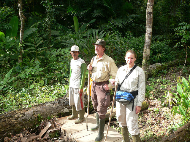 Der Engländer Keith Hodges 2005 bei einem Besuch der Feldstation Siberut mit einem Feldassistenten und und einer Studentin. Foto: Privat.