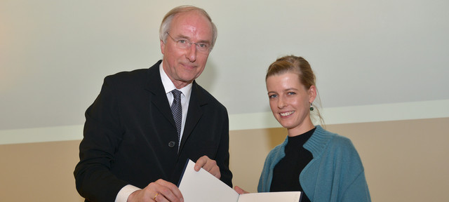 Die Preisträgerin Laura Almeling und Dr. Wilhelm Krull, Vorsitzender des Stiftungsrates. Foto: Christoph Mischke