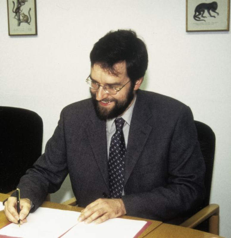 Prof. Dr. Stefan Treue im Jahr 2001 bei der Unterzeichnung seines Vertrags als wissenschaftlicher Geschäftsführer am DPZ. Foto: DPZ-Archiv