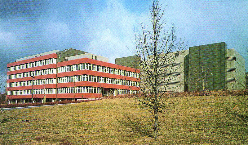 Das Deutsche Primatenzentrum nach der Fertigstellung des Tierhauses (rechts) und des Laborgebäudes 1983. Foto: Staatshochbauamt Göttingen