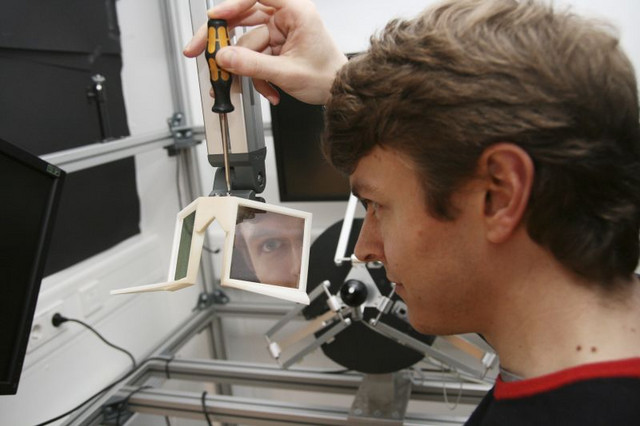 Dr. Pierre Morel adjusts an experimental setup with mirrors similar to the one used in the motor planning study. Photo: Christian Kiel 