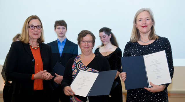 Prof. Dr. Barbara Ischinger überreichte die Auszeichnungen in der Kategorie „Sonderpreis“ an Dr. Doris Hayn und Prof. Dr. Julia Fischer (von links nach rechts). Foto: Universität Göttingen/Peter Heller