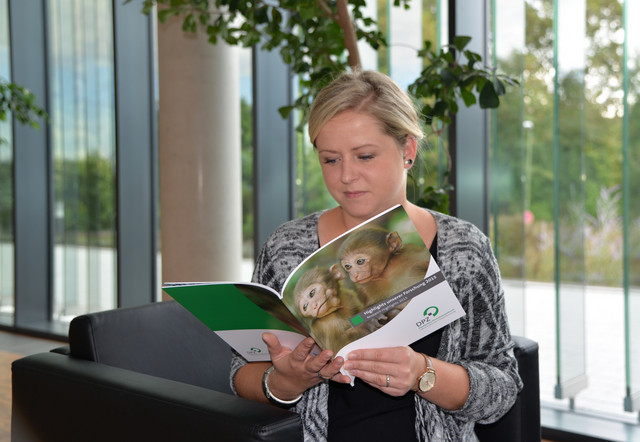 Luzie Almenräder, Mitarbeiterin der Stabsstelle Kommunikation, liest in der neuen Broschüre. Foto: Sylvia Siersleben