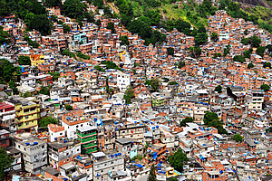 Favela Rocinha in Rio de Janeiro. Photo: chensiyuan, CC BY-SA 4.0-3.0-2.5-2.0-1.0 (http://creativecommons. org/licenses/by-sa/4.0-3.0-2.5-2.0-1.0)], via Wikimedia Commons