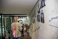 Eine Besucherin betrachtet den Primaten-Stammbaum. Foto: Karin Tilch