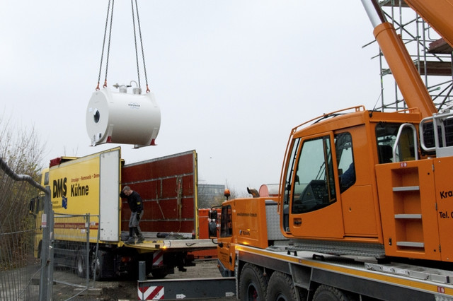 The MRI-Scanner lifted by the crane. Photo: Karin Tilch