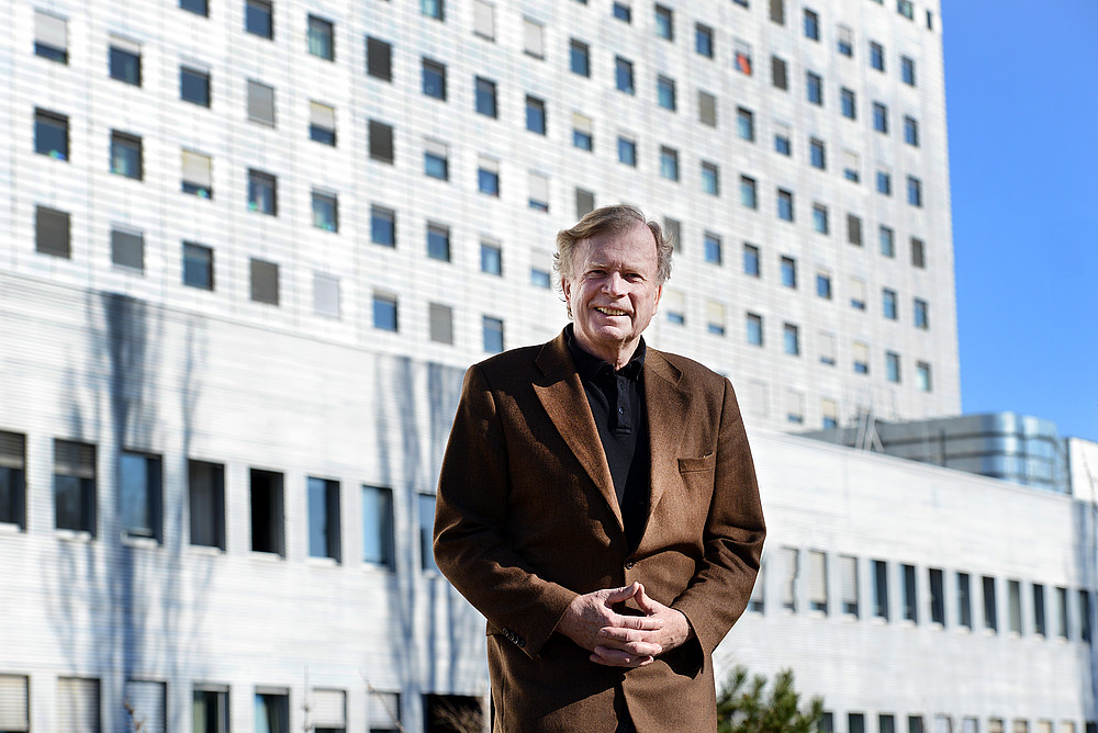 Prof. Dr. Dr. h.c. Bruno Reichart vor dem Universitätsklinikum in München. Foto: Andreas Steeger