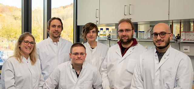 Das Team der Nachwuchsgruppe Herpesviren (von links): Sarah Schlagowski, TA; Alexander Hahn, Dr. rer. nat.; Bojan Hörnich, M. Sc.; Anna Großkopf, Dr. rer. nat.; Dr. Thomas Fricke (PhD); Stefano Scribano, M. Sc.