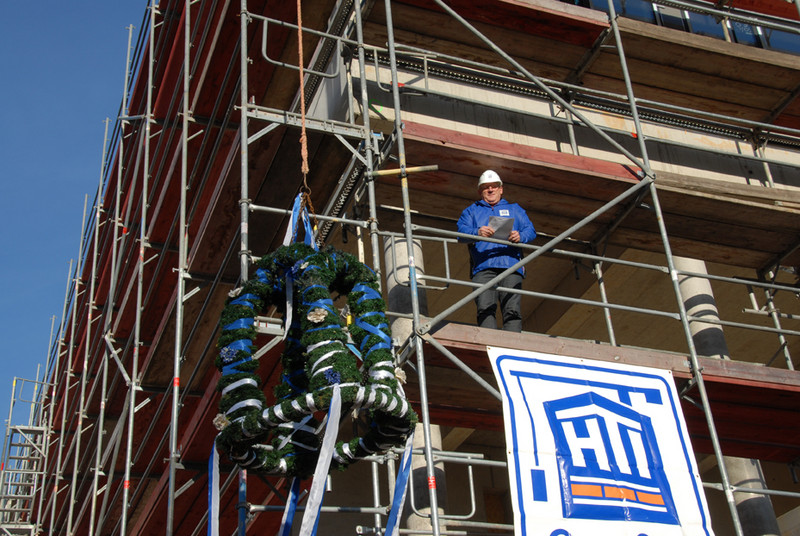 Das Foto zeigt einen Bauarbeiter auf dem Gerüst.