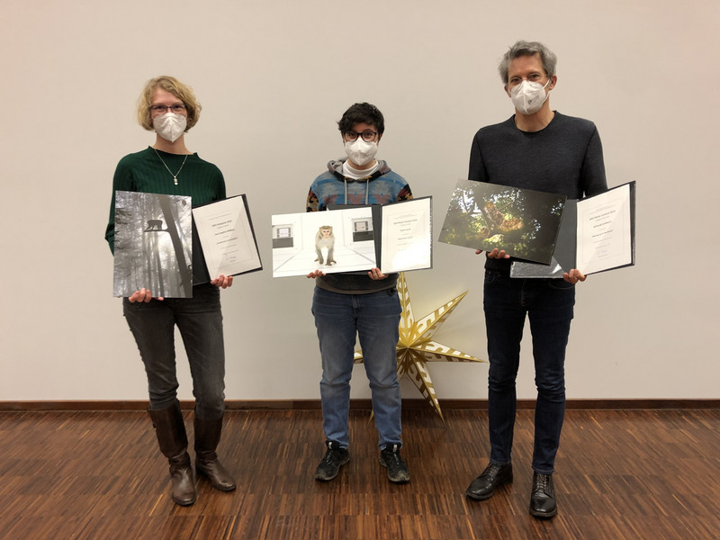 Bei der Preisverleihung (von links): Jana Sophie Wilken, Irene Lacal und Oliver Schülke, der den Preis für Kittisak Srithorn entgegen nimmt. Foto: Susanne Diederich.