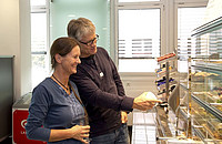 Bei der Eröffnung der Cafeteria CaPri am 12. Oktober 2015 im DPZ bestaunen Mitarbeiter das Angebot, das das Studentenwerk Göttingen als Betreiber der Caféteria anbietet. Foto: Karin Tilch