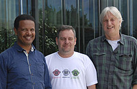 Humboldt-Stipendiat Anagaw Atickem, Christian Roos und Dietmar Zinner am DPZ (von links). Foto: Luzie J. Almenräder