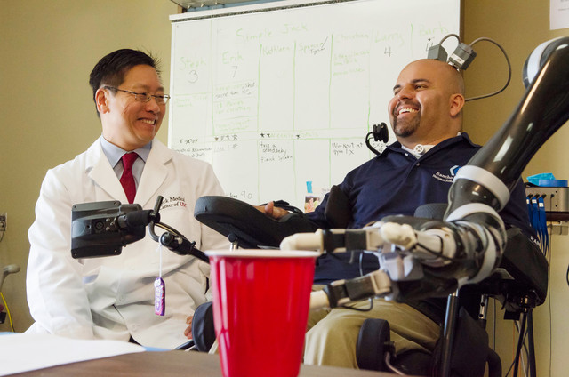 Das Foto zeigt einen Arzt und seinen gelähmten Patienten. Foto: Lance Hayashida, Caltech