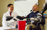 Das Foto zeigt einen Arzt und seinen gelähmten Patienten. Foto: Lance Hayashida, Caltech