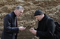 Das Foto zeigt Michael Lankeit, den Geschäftsführer des DPZ, und den Archäologen Frank Wedekind auf der Baustelle.