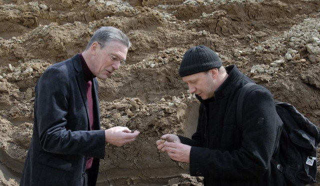 Das Foto zeigt Michael Lankeit, den Geschäftsführer des DPZ, und den Archäologen Frank Wedekind auf der Baustelle.