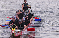 Die DPZ-Mannschaft "Gorillas im Nebel" startete am 25. Juni beim ersten Drachenboot-Cup auf dem Göttinger Kiessee. Foto: Lankeit