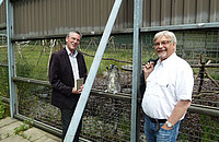 Michael Lankeit (links) zeigt OB-Kandidat Rolf-Georg Köhler dir Primatenhaltung am DPZ. Foto: Susanne Diederich