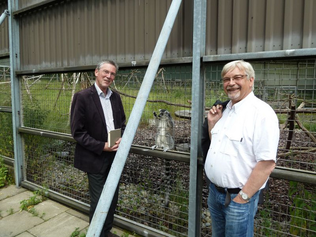 Michael Lankeit (links) zeigt OB-Kandidat Rolf-Georg Köhler dir Primatenhaltung am DPZ. Foto: Susanne Diederich