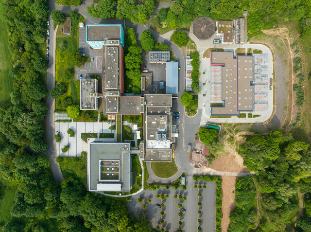 Das DPZ investiert in nachhaltige Energien und plant, Photovoltaik-Anlagen auf den Dächern der Institutsgebäude installieren zu lassen. Foto: Lars Gerhardts