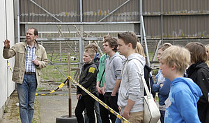 Uwe Schönmann zeigt Schülern auf dem Zukunftstag die Primatenhaltung des DPZ. Foto: Karin Tilch