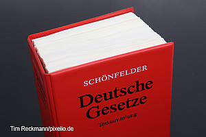 A legal text. Photo: Tim Reckmann/Pixelio.de