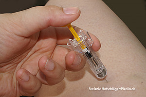 A patient gets an infusion. Photo: Stefanie Hofschläger/Pixelio.de