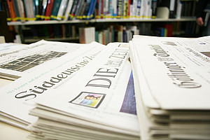 Das Foto zeigt Zeitungen