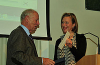 Julia Fischer wurde der Grüter-Preis 2013 vom Stiftungsrats-Vorsitzenden Prof. Dr. Jürke Grau auf Schloss Nymphenburg übergeben. Foto: Werner und Inge Grüter-Stiftung