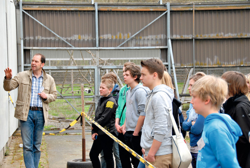 Schüler*innen bei einer Führung durch die Tierhaltung am DPZ. Foto: Karin Tilch