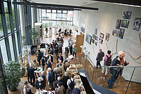 Besucher bei der Eröffnung der Ausstellung am 8. September 2017. Foto: Karin Tilch