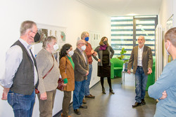Eckhard Heymann gibt die erste Führung für den DPZ-Förderkreis am Tag der Ausstellungseröffnung. Foto: Jana Wilken
