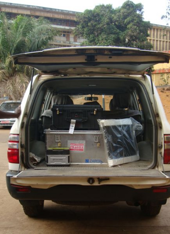 Das Kofferlabor ist sehr einfach zu entlegenen Orten zu transportieren. Im Kofferraum eines Autos ist Platz für die gesamte, für den Ebola-Nachweis erforderliche, Ausrüstung. Foto: Dr. Oumar Faye