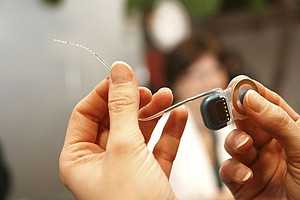 A contemporary cochlear implant. In the upper left part is the part that is inserted into the hearing aid. Photo: Christian Kiel