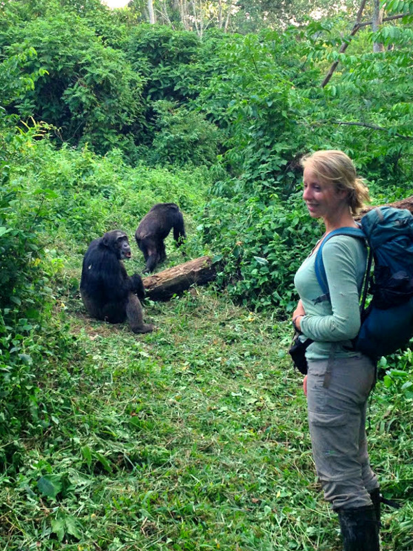 Dr. Marlen Fröhlich während ihrer Feldstudien an Schimpansen im Kibale-Nationalpark in Uganda. Foto: Patrick Schiller