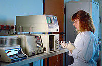 Eine Mitarbeiterin im Hormonlabor des DPZ.