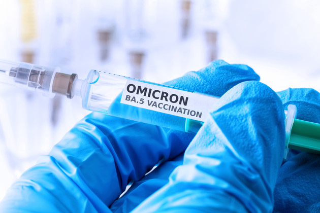 Eine Spritze mit dem an die Omikron-Variante BA.5 angepassten Impfstoff.