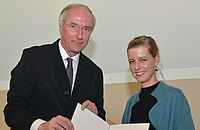 Die Preisträgerin Laura Almeling und Dr. Wilhelm Krull, Vorsitzender des Stiftungsrates. Foto: Christoph Mischke