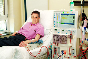 Das Foto zeigt einen Dialysepatienten