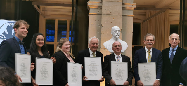 Prerna Arora (zweite von links) bei der Preisverleihung der Robert-Koch-Stiftung 2023. Foto: Kathrin Habenicht
