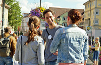 Das Foto zeigt drei Menschen in Tübingen