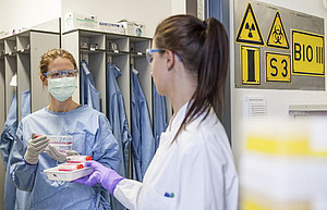 The passage area for the biosafety level 3 laboratory. Photo: Thomas Steuer