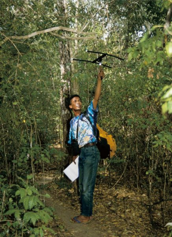 Ein madagassischer Mitarbeiter ortet mit Hilfe einer Antenne und eines Empfängers die mit Sendehalsbändern versehenen Lemuren. Foto: DPZ