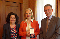 Ministerin Gabriele Heinen-Kljajic (links), Prof. Dr. Julia Fischer und Michael Lankeit bei der Verleihung des niedersächsischen Verdienstordens. Foto: DPZ