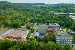 Links das neue Forschungs- und Haltungsgebäude PriCaB (Primate Cognition and Behavior), rechts weitere Gebäude des DPZ. Foto: Lars Gerhardts.