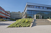 Das DPZ-Hauptgebäude mit Tierhaus (Mitte) und Laborgebäude (links). Foto: Manfred Eberle