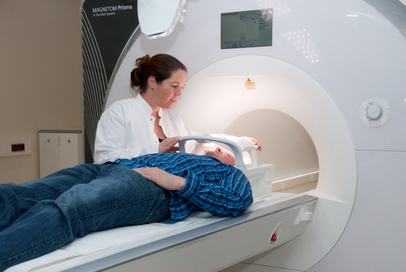 Mit Hilfe von funktioneller Magnetresonanztomografie lässt sich untersuchen, welche Gehirnareale bei verschiedenen Lernaufgaben aktiv sind. Foto: Karin Tilch